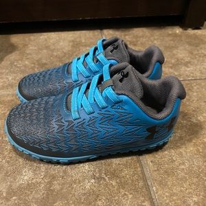 Under armour boy shoe